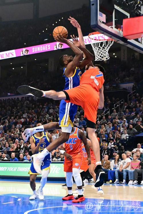 霍姆格伦强突篮下 打板上篮命中 霍姆格伦强突篮下 打板上篮命中