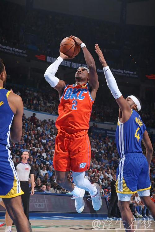 霍姆格伦强突篮下 打板上篮命中 霍姆格伦强突篮下 打板上篮命中