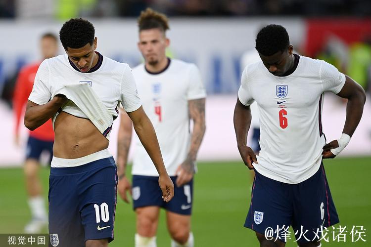遗憾离开卡塔尔 英格兰队世界杯失利后返回英国